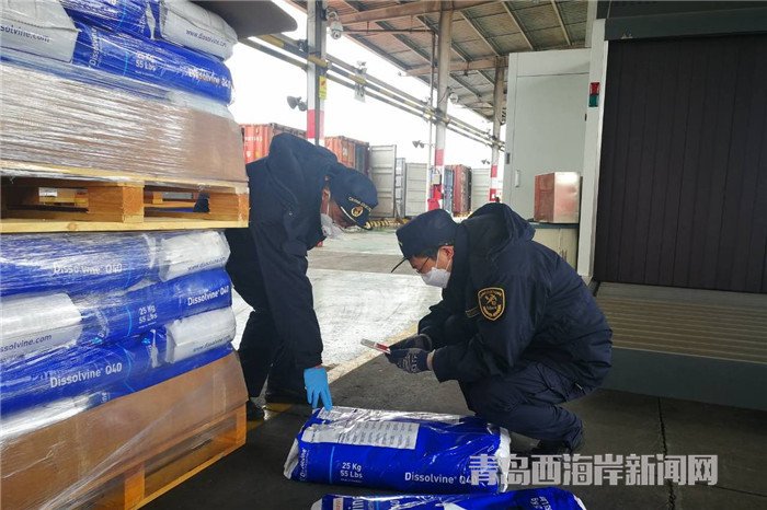 圖為：海關關員對進口的用于生產農業(yè)肥的微量元素進行查驗 孟昭宇攝.jpg
