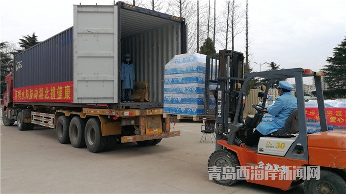 首批包裝直飲水裝車發(fā)運。孫啟攝.jpg